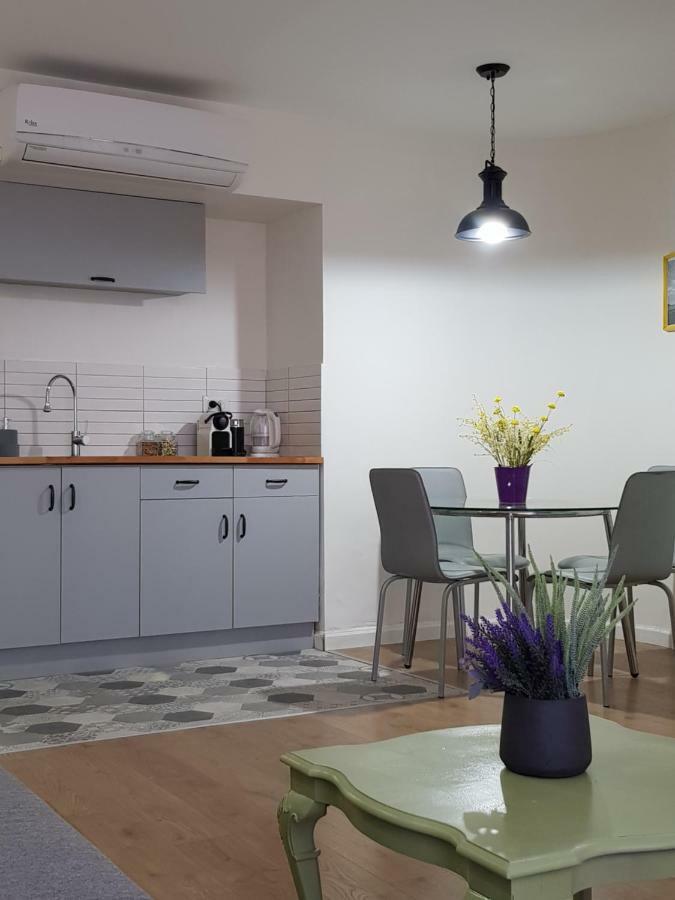 Stylish Apartment With A Patio Close To The Beach エイラート エクステリア 写真
