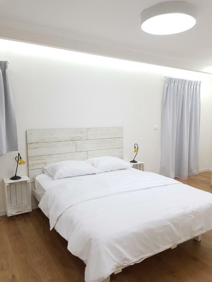 Stylish Apartment With A Patio Close To The Beach エイラート エクステリア 写真